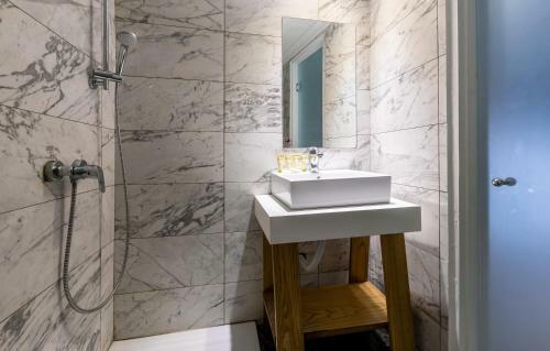 Hotel White Olive Premium Cameo