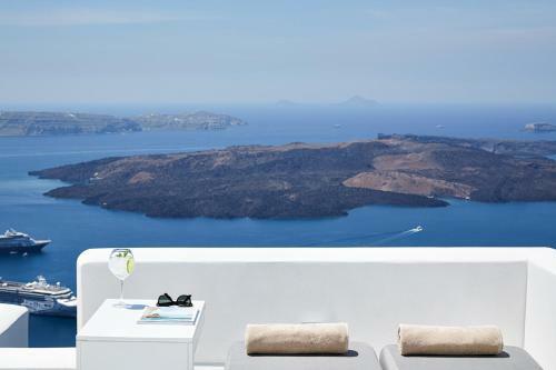 Firostefani Villa Sleeps 7 With Pool And Air Con