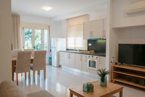 Ksirokampos Villa Sleeps 10 With Pool And Air Con
