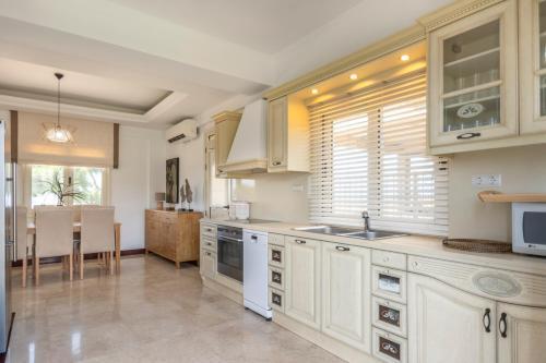 Ksirokampos Villa Sleeps 10 With Pool And Air Con