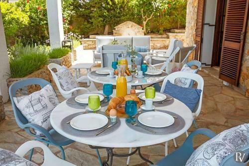 Agios Onoufrios Villa Sleeps 14 With Pool And Air Con