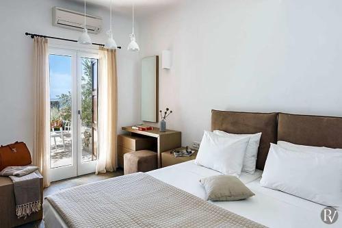 Costa Ilios Villa Sleeps 16 With Pool And Air Con
