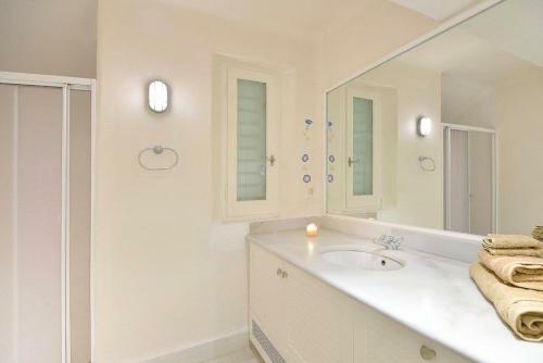 Paraga Villa Sleeps 20 With Pool And Air Con
