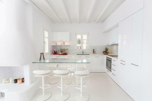 Elia Villa Sleeps 14 With Pool And Air Con