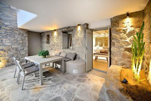 Elia Villa Sleeps 12 With Pool And Air Con