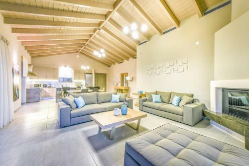 Limni Keriou Villa Sleeps 6 With Pool And Air Con