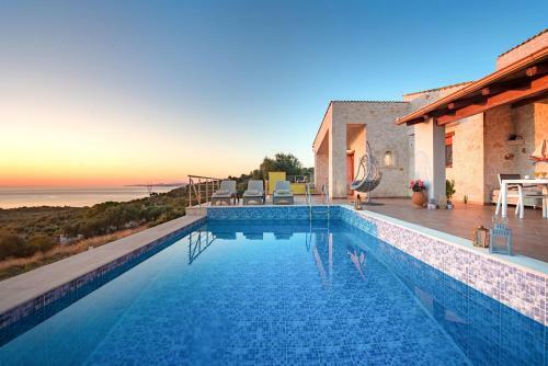 Varvara Villa Sleeps 4 With Pool Air Con And Wifi
