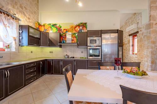 Varvara Villa Sleeps 4 With Pool Air Con And Wifi
