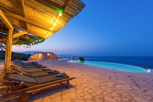 Korithi Villa Sleeps 9 With Pool Air Con And Wifi