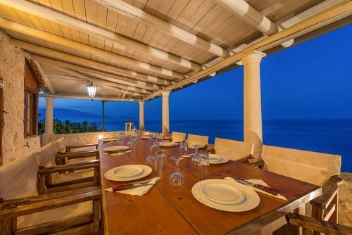Korithi Villa Sleeps 9 With Pool Air Con And Wifi