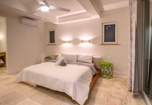 Hostal Villa Topaz Above West Bay With 360 Degree Views!