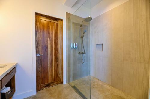 Hostal Villa Topaz Above West Bay With 360 Degree Views!