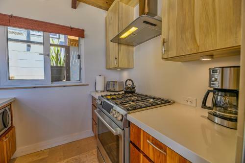Hostal Villa Topaz Above West Bay With 360 Degree Views!