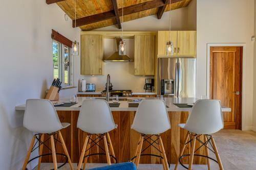 Hostal Villa Topaz Above West Bay With 360 Degree Views!