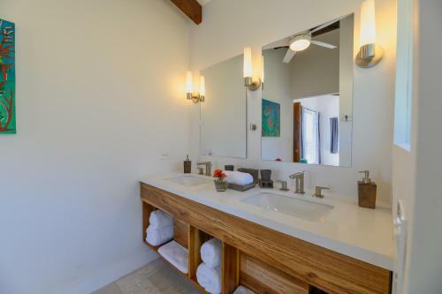Hostal Villa Topaz Above West Bay With 360 Degree Views!