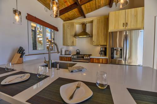 Hostal Villa Topaz Above West Bay With 360 Degree Views!