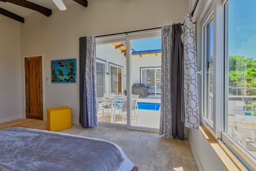 Hostal Villa Topaz Above West Bay With 360 Degree Views!