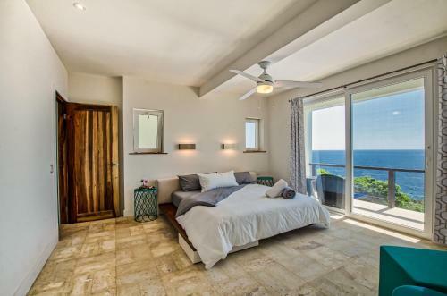 Hostal Villa Topaz Above West Bay With 360 Degree Views!