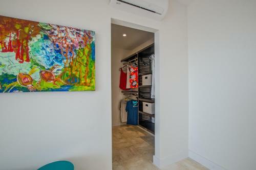 Hostal Villa Topaz Above West Bay With 360 Degree Views!