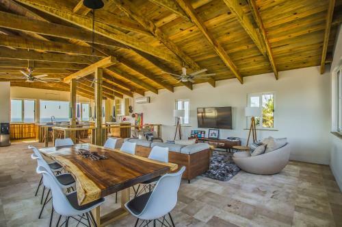 Hostal Villa Topaz Above West Bay With 360 Degree Views!
