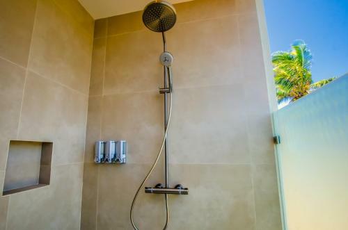 Hostal Villa Topaz Above West Bay With 360 Degree Views!