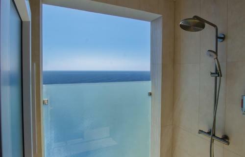 Hostal Villa Topaz Above West Bay With 360 Degree Views!