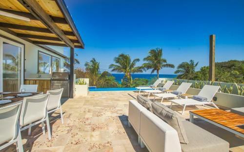 Hostal Villa Topaz Above West Bay With 360 Degree Views!