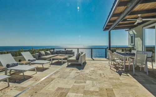 Hostal Villa Topaz Above West Bay With 360 Degree Views!
