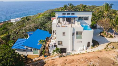 Hostal Villa Topaz Above West Bay With 360 Degree Views!