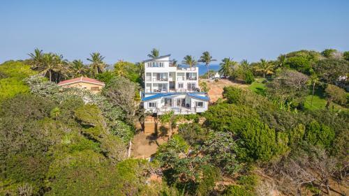 Hostal Villa Topaz Above West Bay With 360 Degree Views!