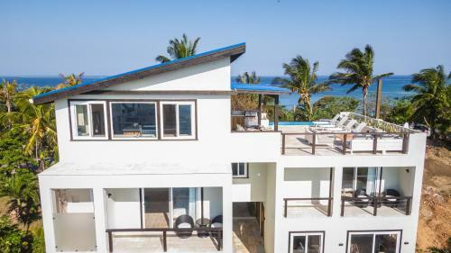 Hostal Villa Topaz Above West Bay With 360 Degree Views!