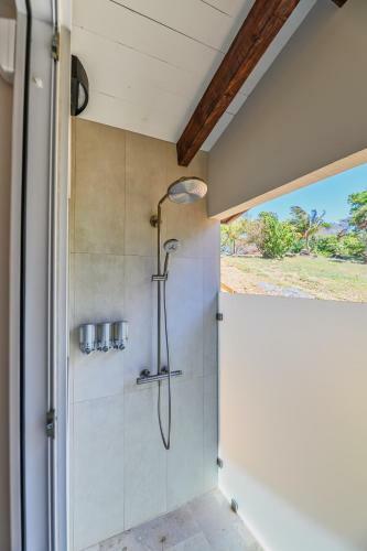 Hostal Villa Topaz Above West Bay With 360 Degree Views!