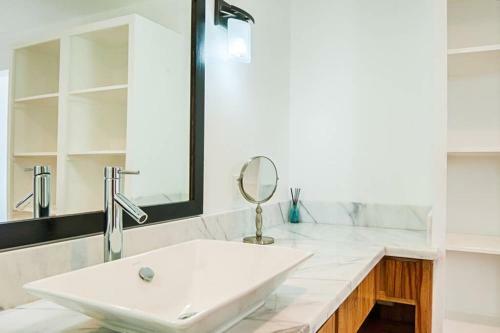 Villa Vivaro Roatan North House