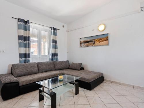 Modern Apartment In Vir With Balcony