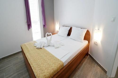 Villa With Pool And Guesthouse Vir