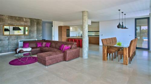 Hostal Eco-friendly Villa Aria With A Pool And A Party Room