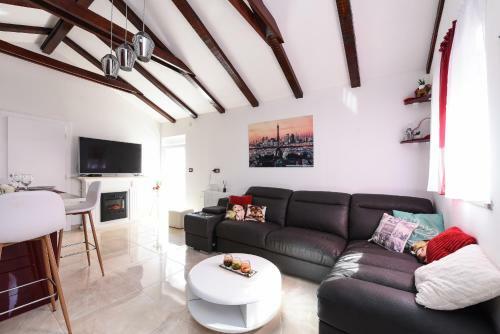 City Villa With Pool Yespeace