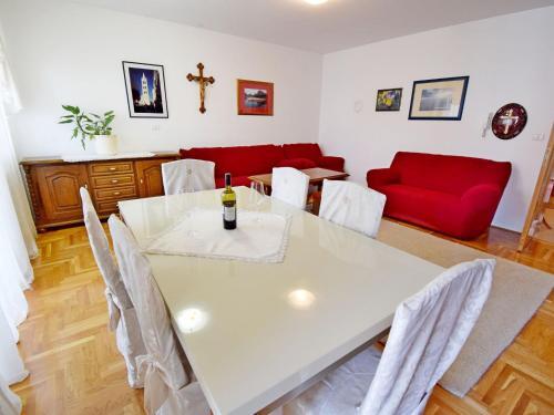 Spacious Apartment In Zadar Near Town