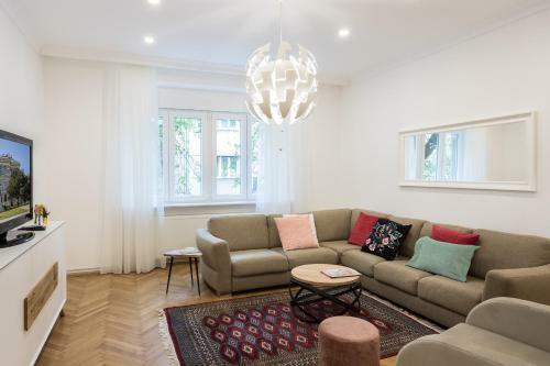 Spacious 2bdr Apartment Few Steps From City Center