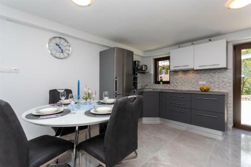 Apartment Roko With Private Swimming Pool