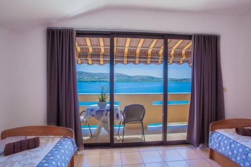 Hostal Beautiful Beachfront Apartments Komesic
