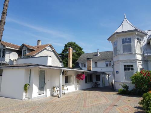Hostal Naiza Guesthouse And Apartments