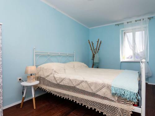 Adorable Holiday Home Located Near The Beach !