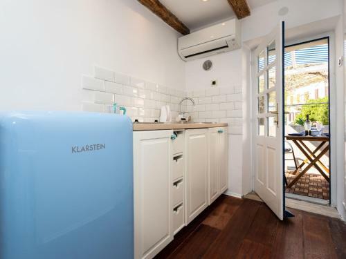 Adorable Holiday Home Located Near The Beach !