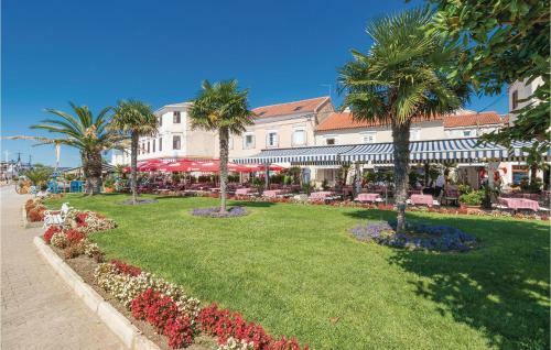 Three-bedroom Apartment In Biograd