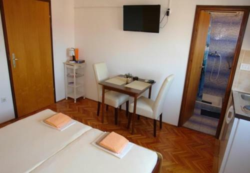 Hostal Apts And Rooms Ognjen- Family Friendly