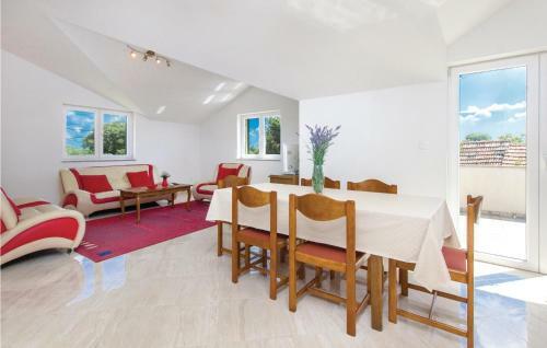 Four-bedroom Holiday Home In Miljevci