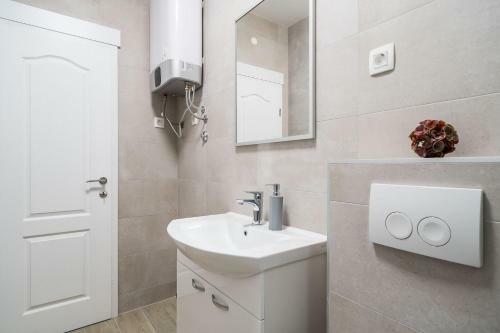 Hostal Residence & Pool Villa Schwarz Suites