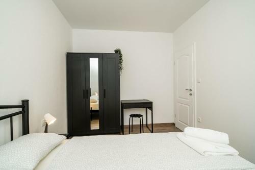 Hostal Residence & Pool Villa Schwarz Suites