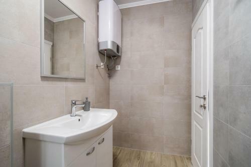 Hostal Residence & Pool Villa Schwarz Suites